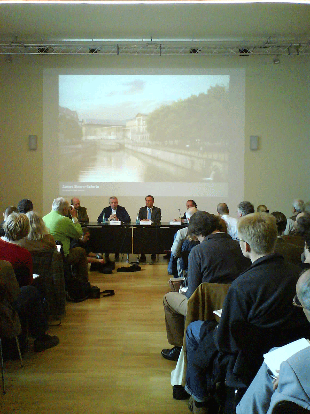 David Chipperfield, Klaus-Dieter Lehmann und Peter-Klaus Schuster stellen den Entwurf f&uuml;r die James Simon Galerie vor