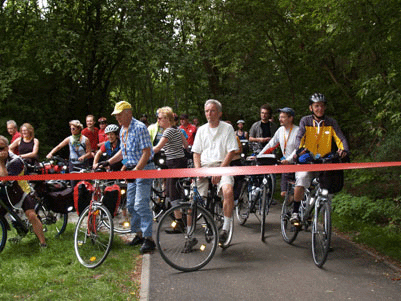 Die ersten der 100 mutigen Pedalritter bei der Er&ouml;ffnung des Teilabschnittes in Pankow
