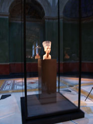 Die Sch&ouml;ne ist gekommen