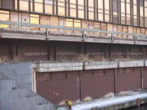 Eisenplatten &ouml;stlicherseits mit Poem "Dornen werden wachsen"