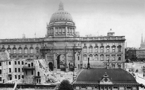 Das Ensemble ... wurde 1892 mit dem Abri&szlig; der ersten H&auml;user zerst&ouml;rt