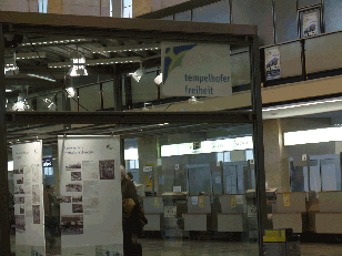 Tempelhofer Freiheit - ausstellung in der Abfertigungshalle